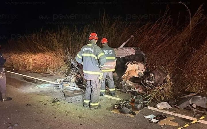 Colisão entre micro-ônibus escolar, caminhão e carro mata duas pessoas na MT-249