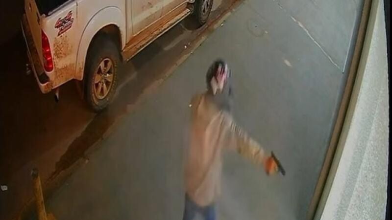 Policial à paisana reage, troca tiros com criminosos e impede assassinato em comércio de MT