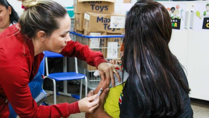 Escola em Várzea Grande recebe campanha de vacinação para alunos e comunidade