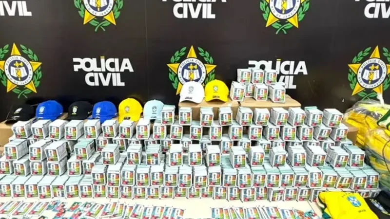 RJ: Polícia apreende mais de 200 mil figurinhas falsificadas da Copa