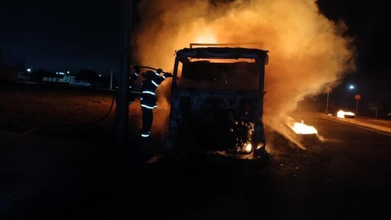 Incêndio destrói dois caminhões de cargas próximo à prefeitura durante a madrugada