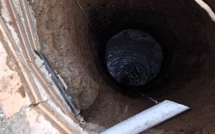 Criança de cinco anos tenta pegar pet e cai em poço de 17 metros de profundidade