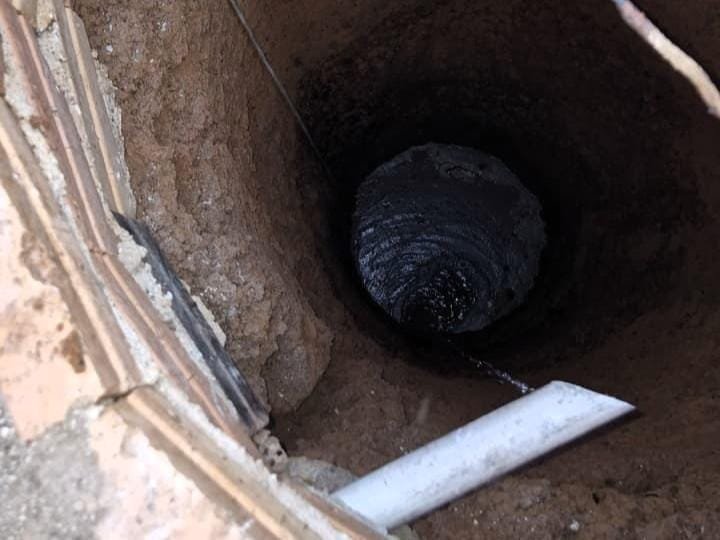 Criança de cinco anos tenta pegar pet e cai em poço de 17 metros de profundidade