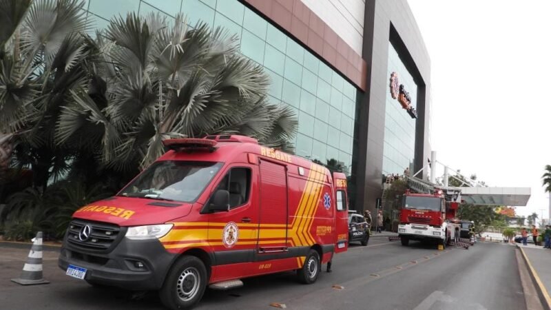 Corpo de Bombeiros usou cinco viaturas 15 militares contra  incêndio em shopping center
