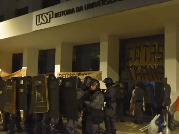 Vereadores provocam universitários em SP e ato tem confronto