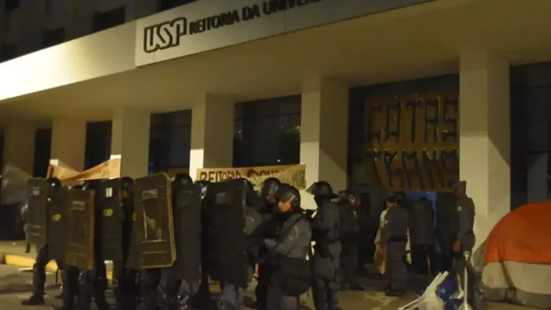 Vereadores provocam universitários em SP e ato tem confronto