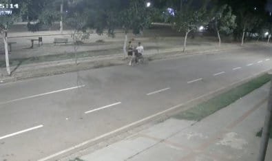Câmera de segurança flagra maníaco apalpando corredora durante treino em avenida