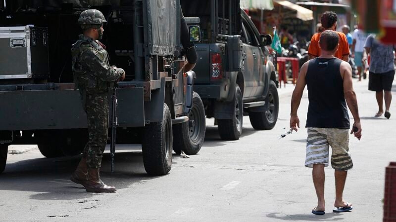 Polícia faz ação para cumprir 56 mandados de prisão na Maré, no Rio