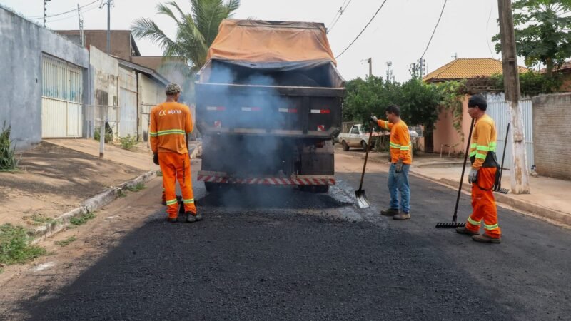Quatro bairros recebem tapa-buracos, patrolamento e melhorias viárias nesta sexta-feira