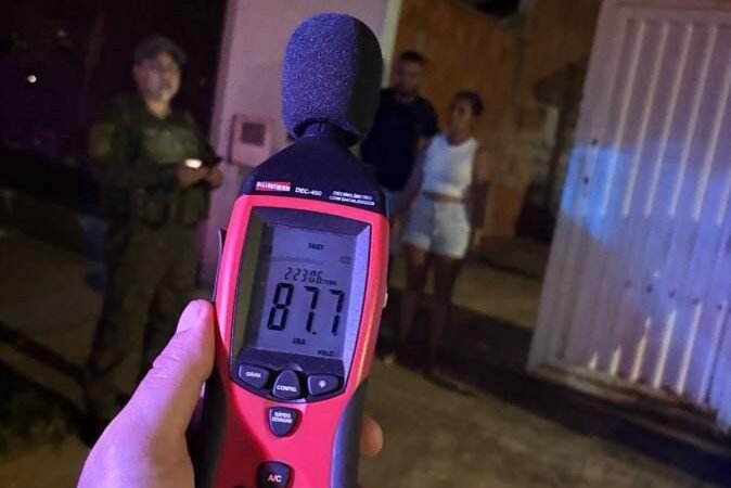 Moradora é presa pela polícia ambiental por poluição sonora em confraternização