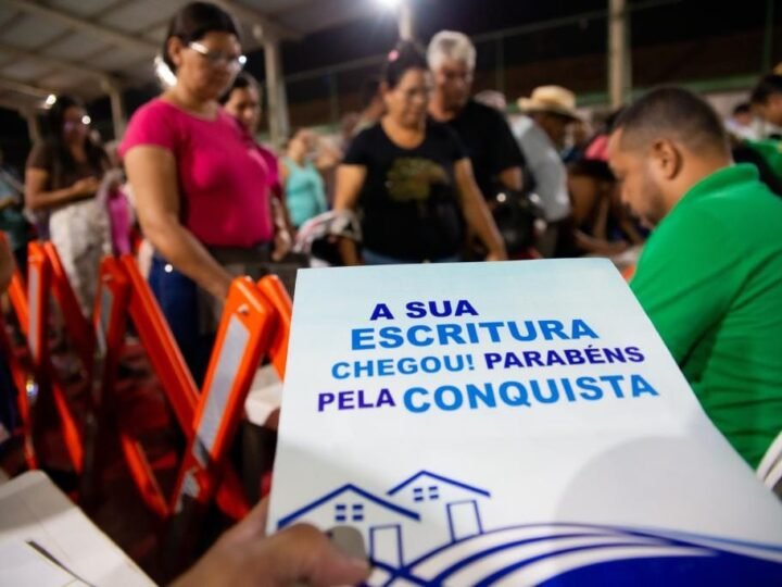 Governo de MT entrega 325 escrituras definitivas no bairro Jardim Manaíra
