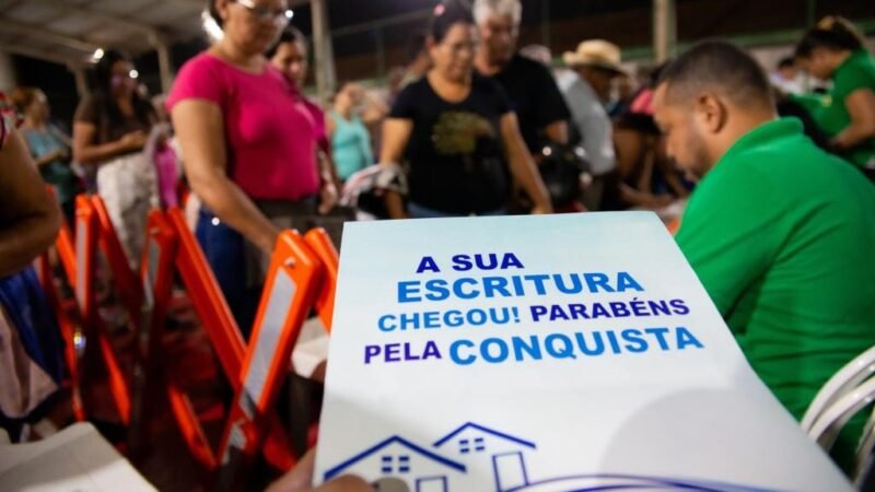 Governo de MT entrega 325 escrituras definitivas no bairro Jardim Manaíra