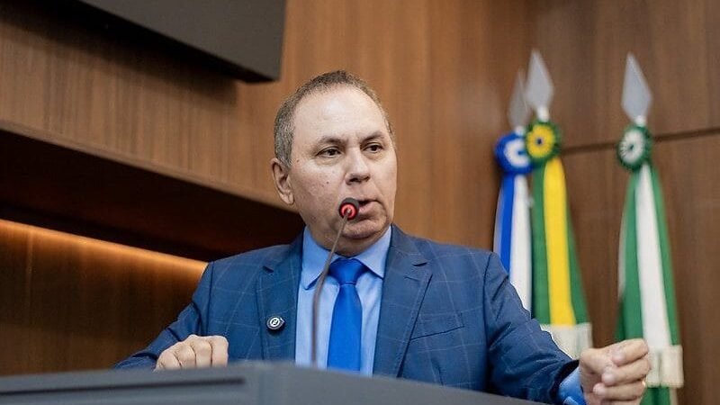 Ex-líder defende fim do acúmulo de pastas e cobra definição sobre futuro de secretário