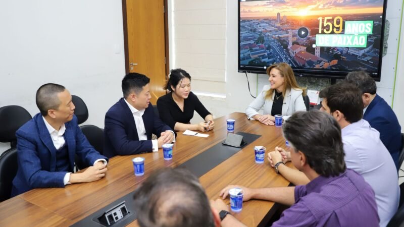 Prefeita recebe comitiva chinesa e destaca potencial industrial e tecnológico