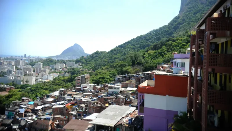Operação na zona sul do Rio tem 6 presos e homem baleado em ônibus