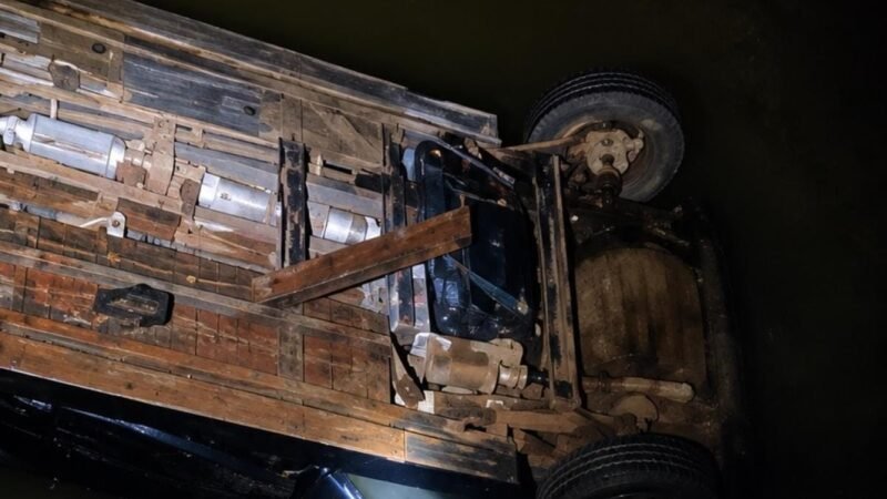 Casal morre e criança é resgatada com vida após carro despencar de ponte e ficar submerso em rio
