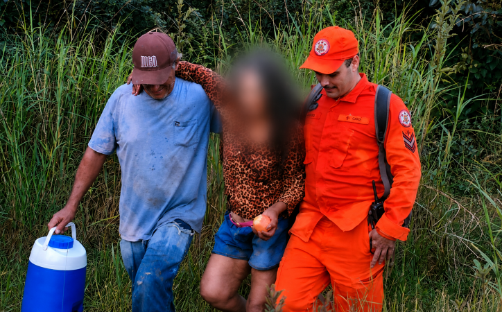 Bombeiros localizam idosa que desapareceu em área de mata