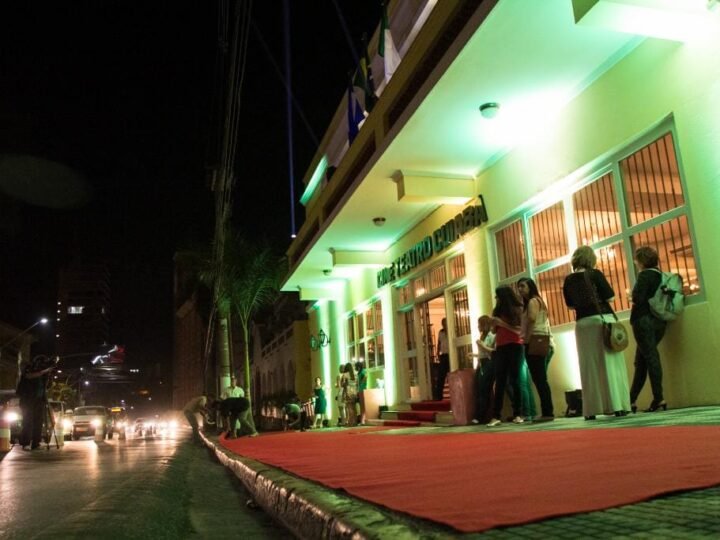 Cine Teatro Cuiabá exibe jogo entre Brasil e Haiti com celebração da cultura migrante