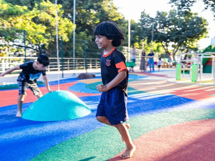 Cuiabá entrega playground na Orla do Porto e anuncia expansão para outras regiões