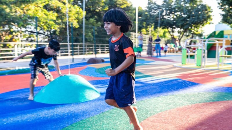Cuiabá entrega playground na Orla do Porto e anuncia expansão para outras regiões