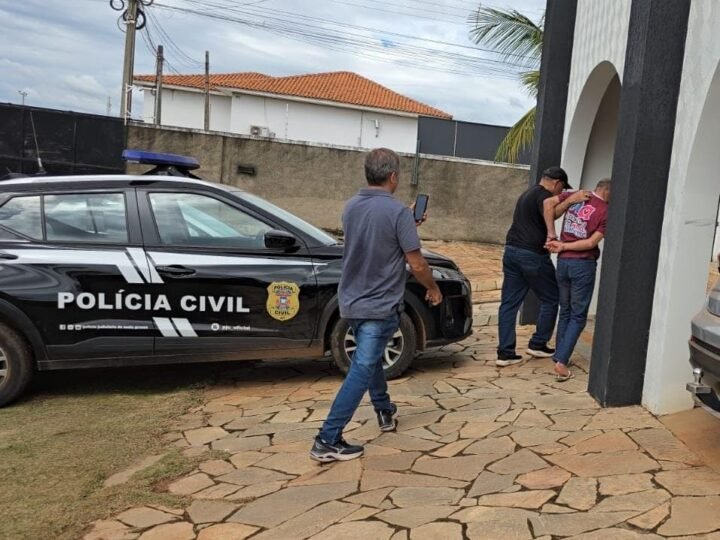 Homem é preso após agredir esposa e tentar matar amiga dela com facadas durante bebedeira