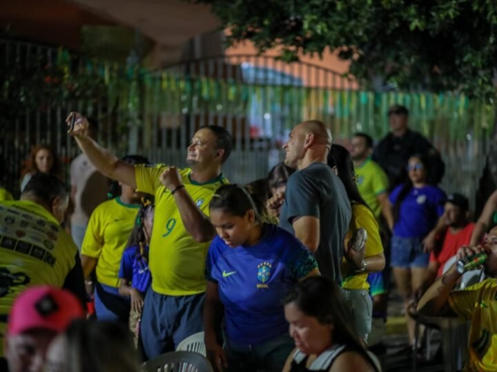 Prefeito anuncia quatro telões para os próximos jogos da Seleção durante festa nos bairros