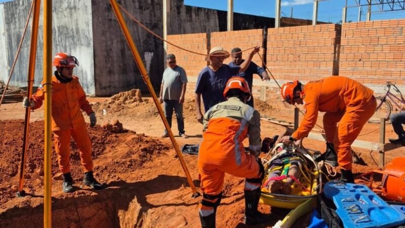 Bombeiros militares resgatam homem que caiu em fossa de três metros