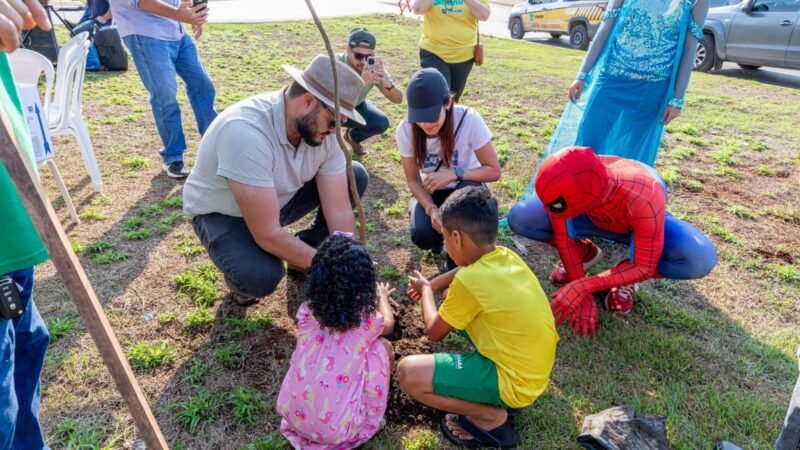Prefeitura planta centenas de mudas no Pedra 90, em Cuiabá
