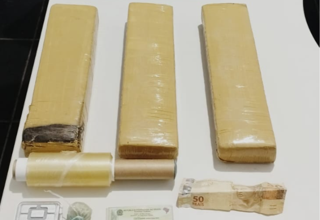 Polícia Militar prende homem com tabletes de maconha após denúncia de briga com o irmão