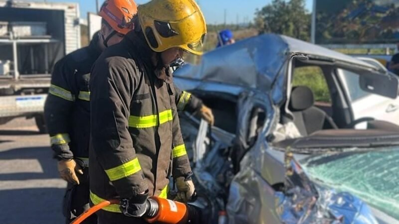 Vítimas de acidente entre carro de passeio e caminhão morreram presas às ferragens