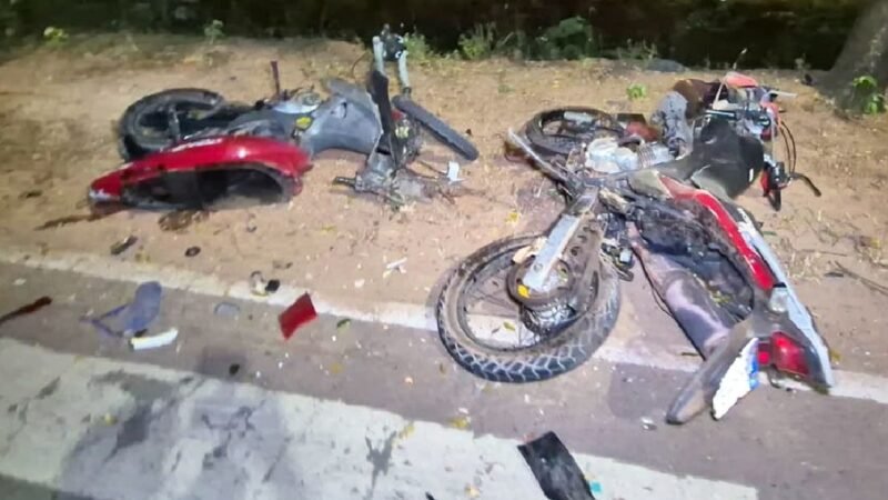 Motociclista ignora placa de pare, provoca batida com outra moto e dois morrem