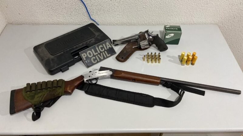 Homem é preso com armas após arrombar portão e ameaçar a irmã de morte
