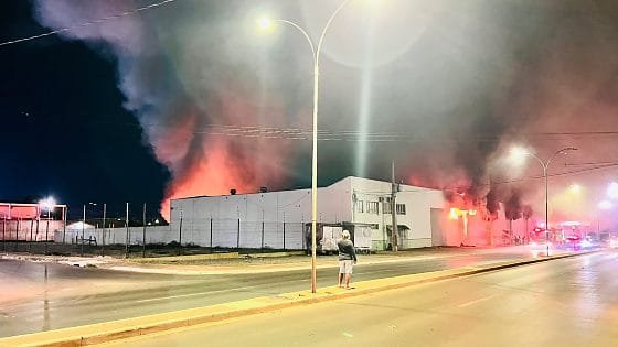 Incêndio de grandes proporções atinge depósito da Secretaria de  Educação de Várzea Grande; vídeos