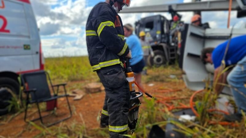 Carreta tomba em serra e motorista fica preso às ferragens