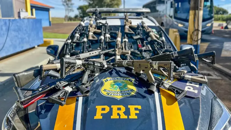 PRF apreende 26 fuzis durante abordagem a caminhão no Paraná