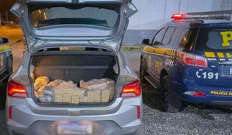 Traseira rebaixada de veículo faz PRF apreender 161 kg de drogas em praça de pedágio em MT