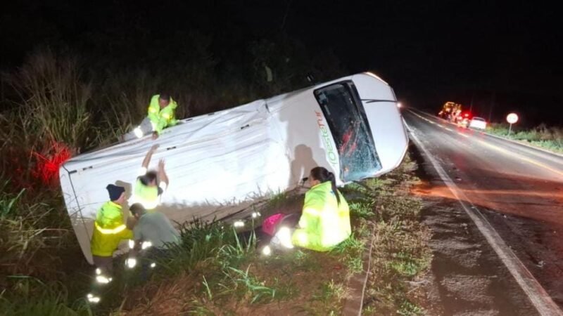 Tombamento de van e colisão frontal deixam 15 feridos em rodovia de Mato Grosso