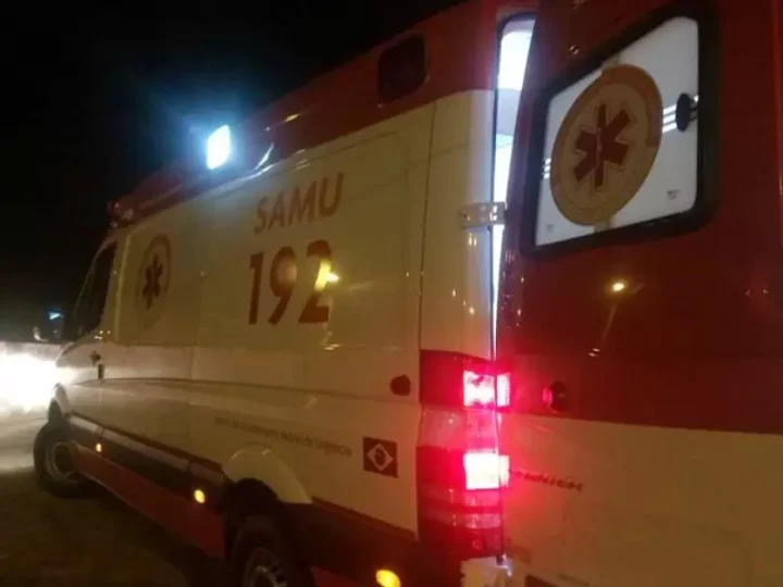 Motociclista morre após perder controle ao passar por buraco; passageira fica ferida