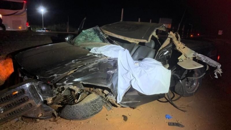 Motorista morre e cinco passageiros ficam feridos após caminhonete colidir na traseira de carreta