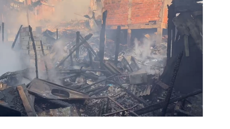 Incêndio destrói moradias na comunidade de Paraisópolis em São Paulo