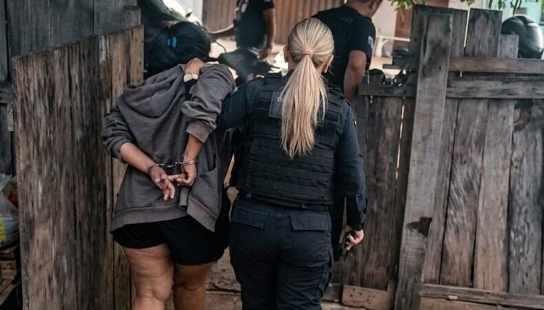 Mãe e filho são presos por comandarem tráfico de drogas em cidade de Mato Grosso