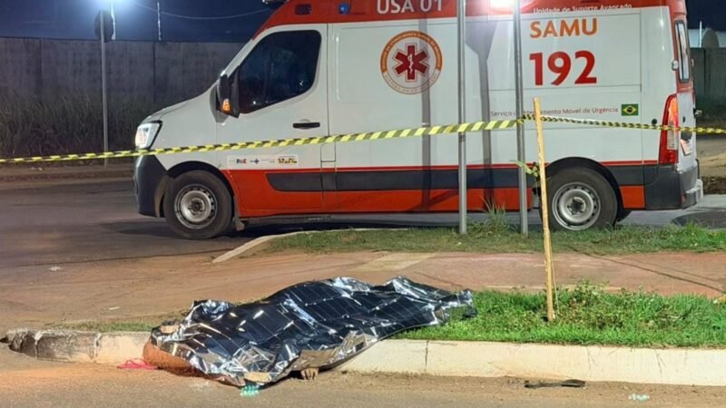 Mulher morre atropelada por carreta após descer de moto conduzida pelo genro