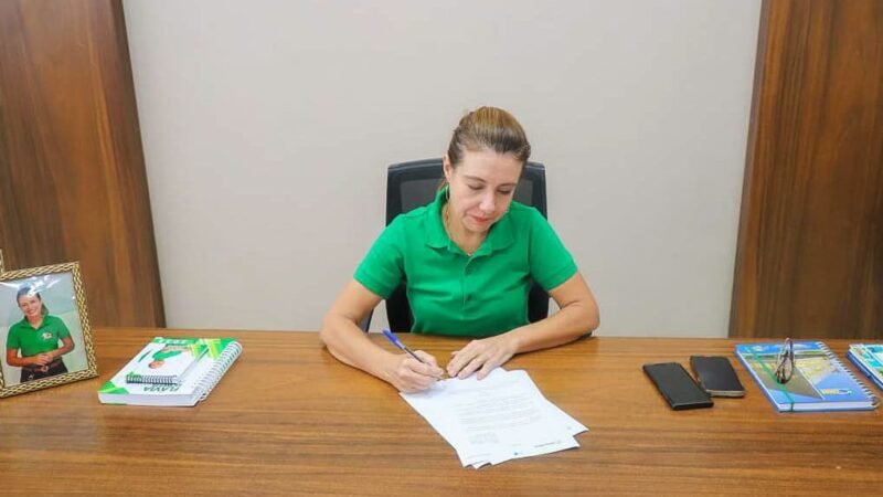 Prefeita sanciona leis que valorizam servidores e fortalecem carreiras no serviço público