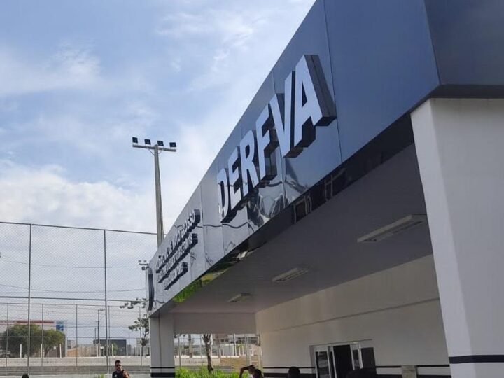 Dois são presos por roubar veículo e obrigar vítima a fazer transferência bancárias