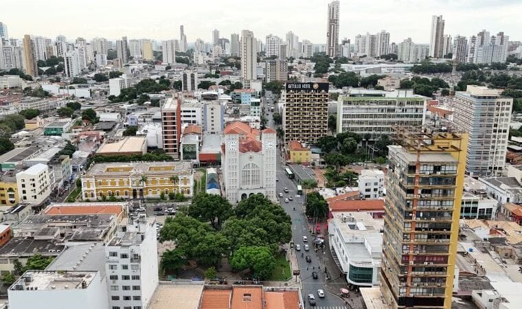 MPE vê riscos ambientais e aciona a Justiça para suspender cortes de árvores em Cuiabá