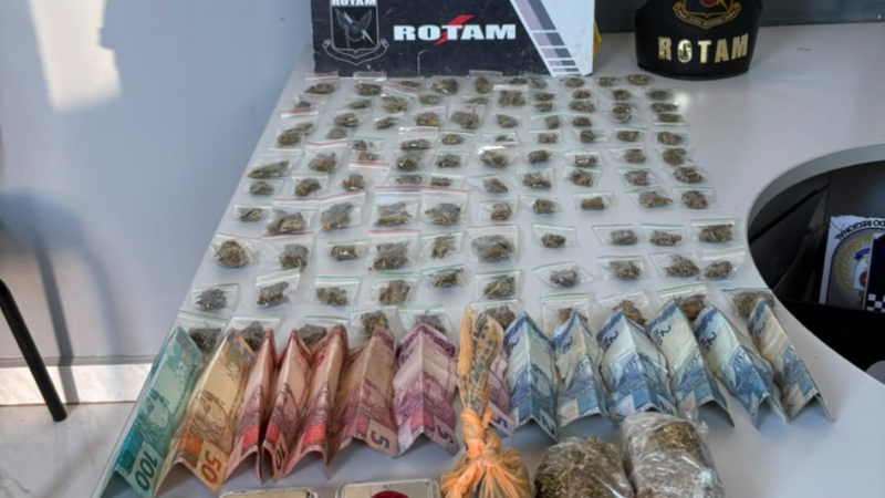 Rotam apreende mais de 100 porções de entorpecentes e prende mulher por tráfico