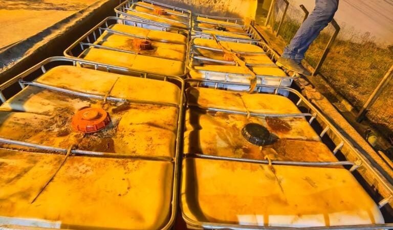 PC apreende caminhão com 6 mil litros de combustíveis para garimpos e prende motorista