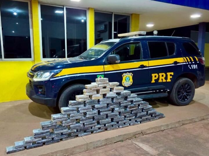 PRF encontra 126 tabletes de cocaína em carro transportado por caminhão-cegonha em MT