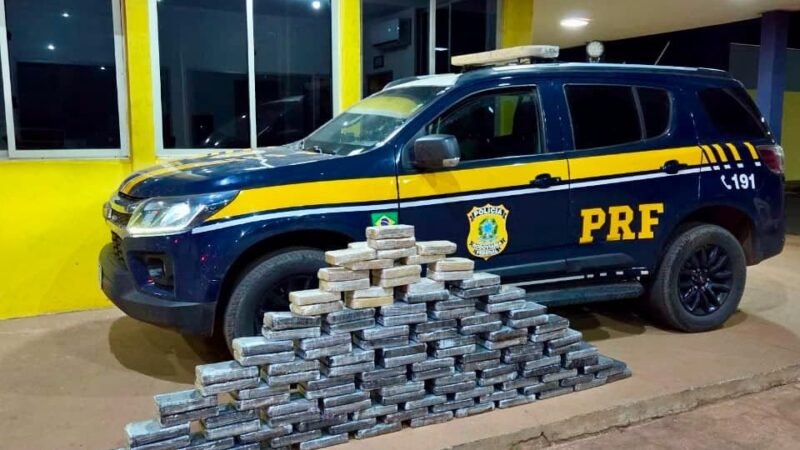 PRF encontra 126 tabletes de cocaína em carro transportado por caminhão-cegonha em MT