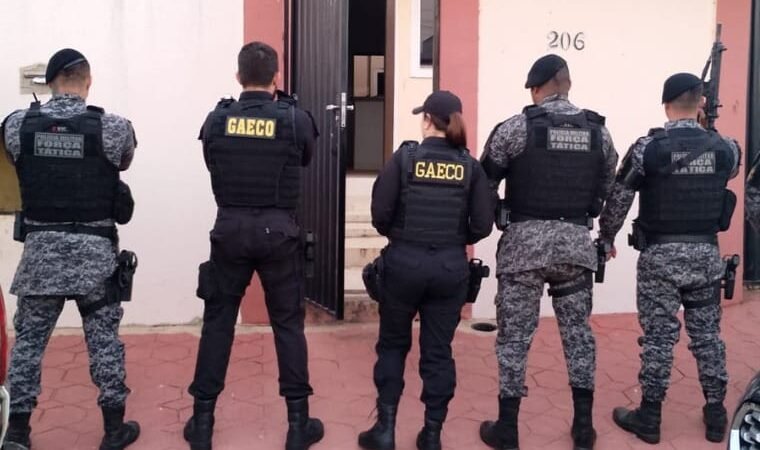 Gaeco prende dois faccionados do CV por coordenar crimes dentro de presídio em MT
